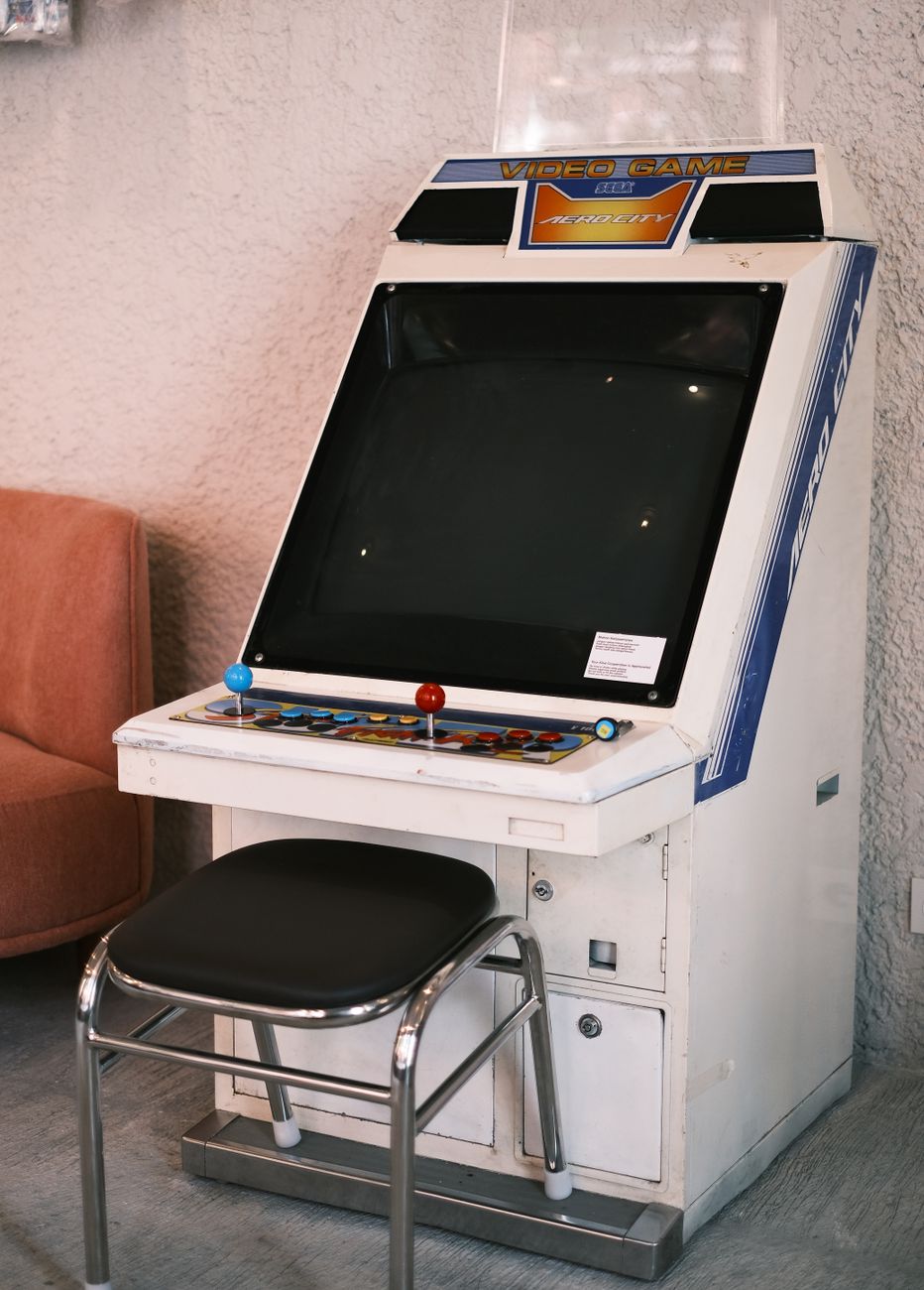 Retro arcade console and players